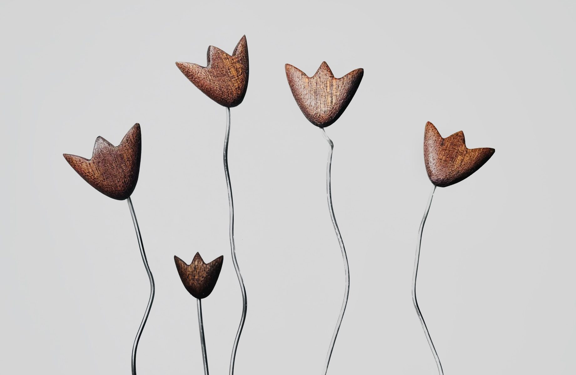 drewniane kolczyki tulipany z drewna, naturalna biżuteria